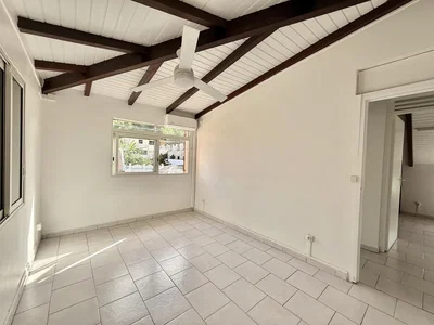 Wohnzimmer; fliesenboden, holzbalken, tageslicht