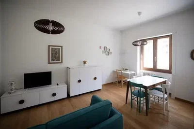 Wohnzimmer; holzboden, tageslicht