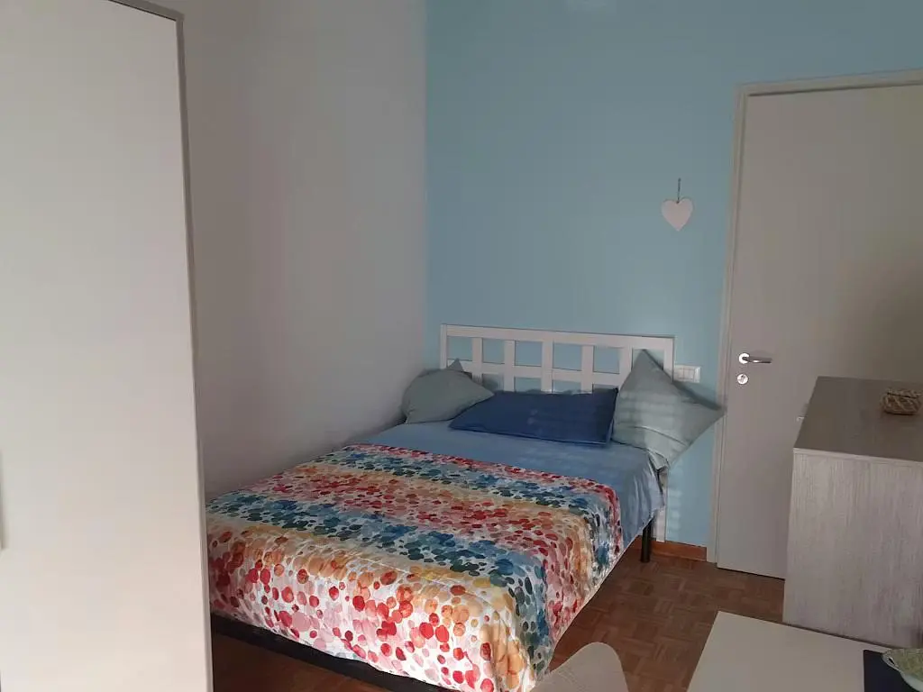 Schlafzimmer; tageslicht, holzboden