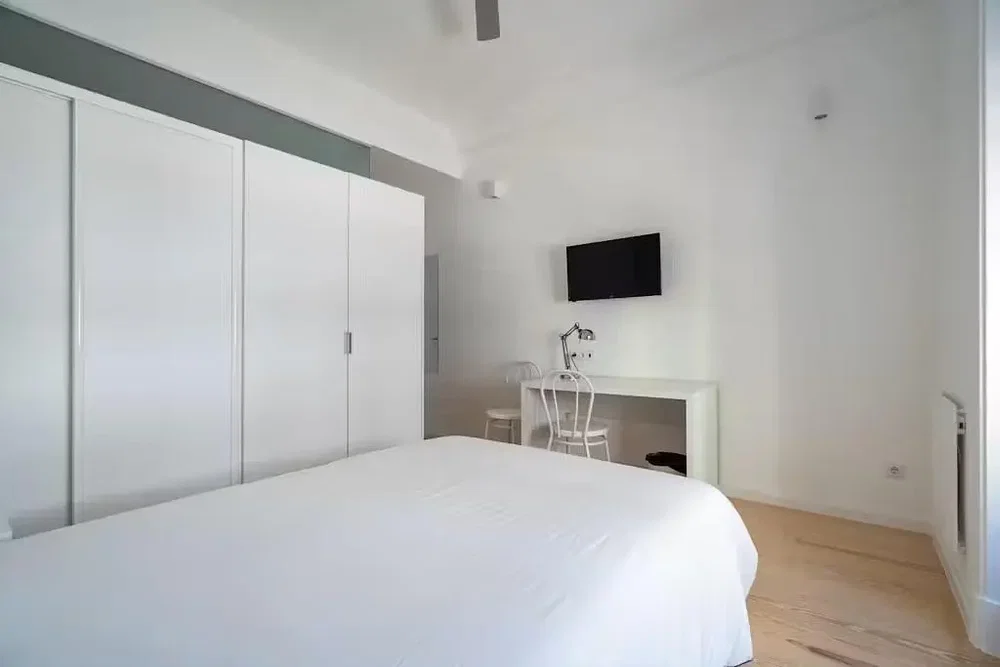 Camera da letto; pavimento in legno, luce naturale