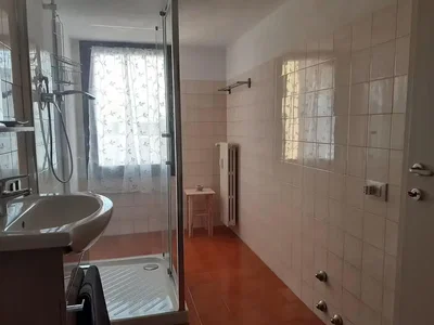 Купатило; плочице, природно светло