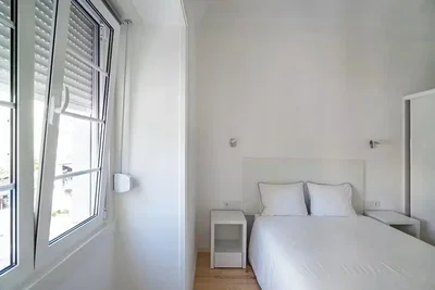 Camera da letto; luce naturale, pavimento in legno