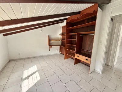 Schlafzimmer; fliesenboden, holzbalken, tageslicht
