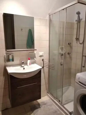 Badezimmer; fliesenboden, renoviert, tageslicht