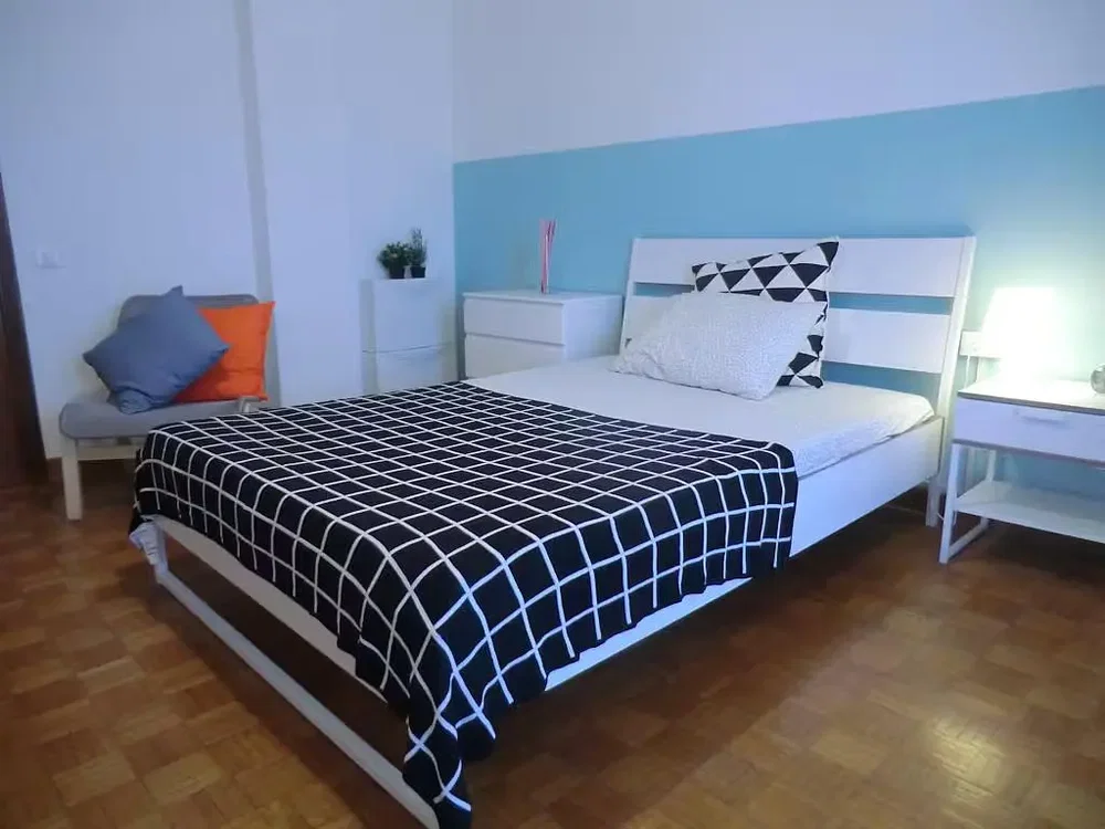 Schlafzimmer; holzboden, tageslicht