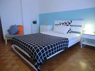 Schlafzimmer; holzboden, tageslicht