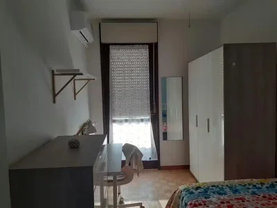 Schlafzimmer; fliesenboden, holzbalken, tageslicht
