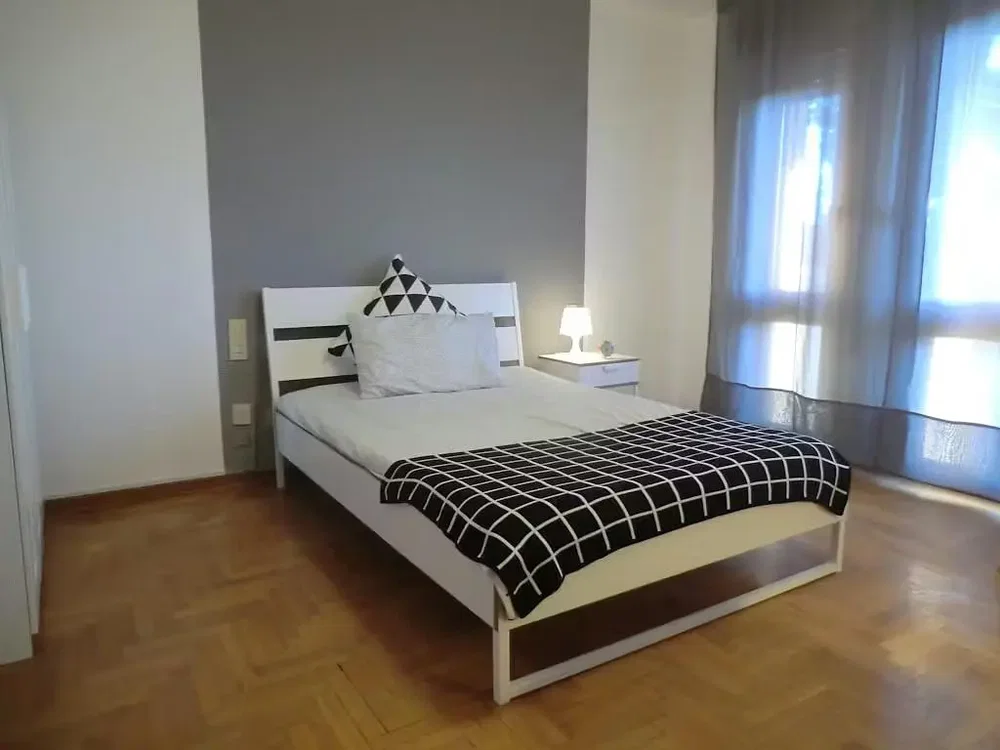 Schlafzimmer; holzboden, tageslicht