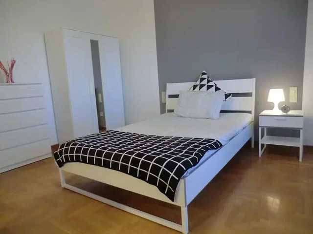 Schlafzimmer; holzboden, tageslicht