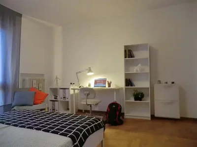 Schlafzimmer; holzboden, tageslicht