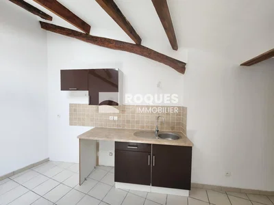 Cocina; suelo de baldosas, vigas de madera