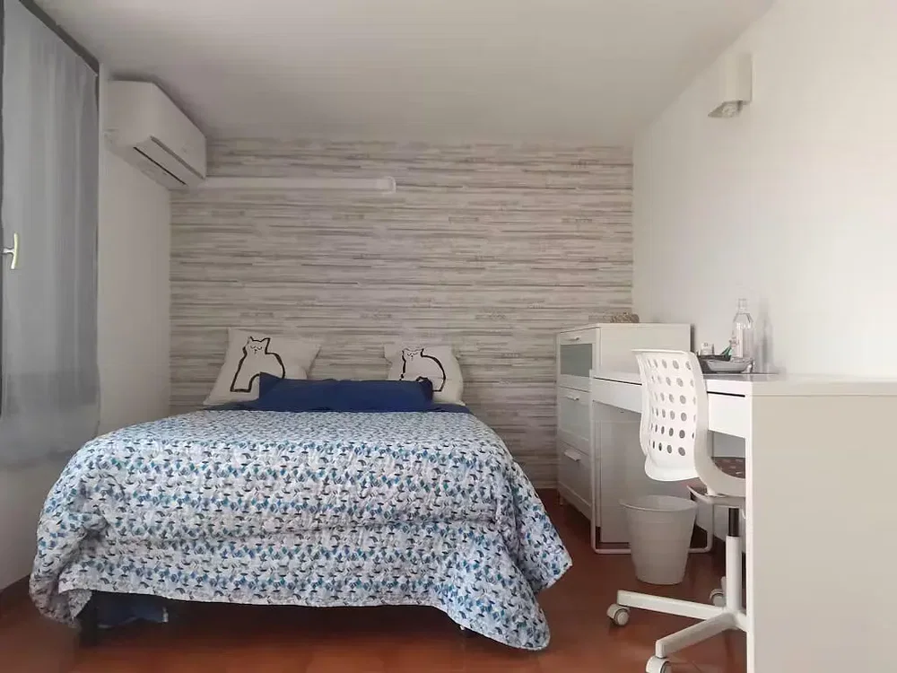 Schlafzimmer; holzboden, tageslicht