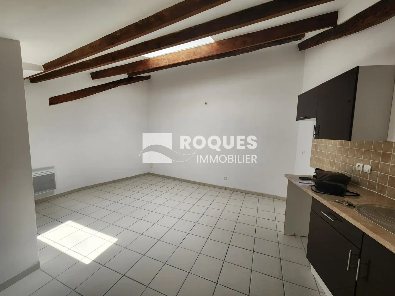 Cocina; suelo de baldosas, vigas de madera, luz natural, electrodomésticos