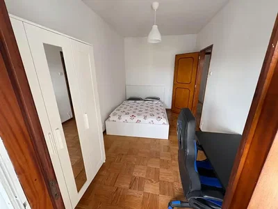 Quarto; chão de madeira, luz natural