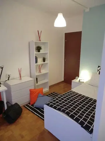 Schlafzimmer; holzboden, tageslicht