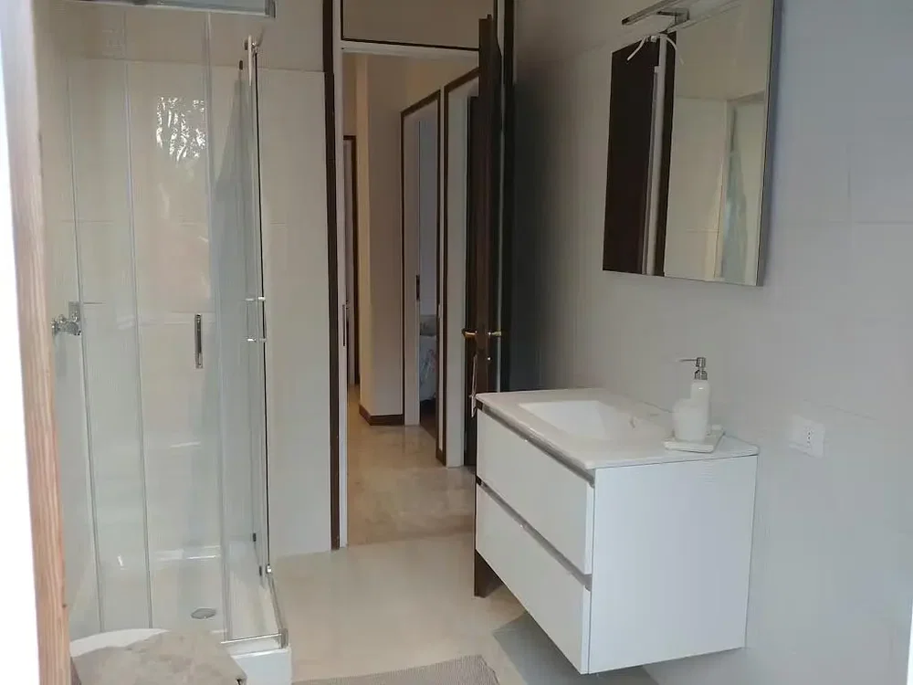 Bagno; pavimento in piastrelle, ristrutturato, luce naturale