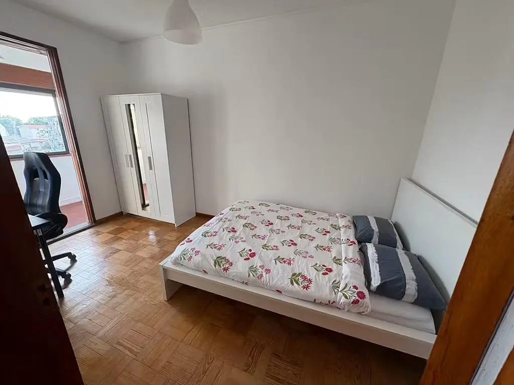 Quarto; chão de madeira, luz natural