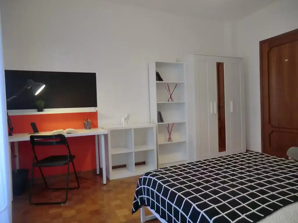 Schlafzimmer; holzboden, tageslicht