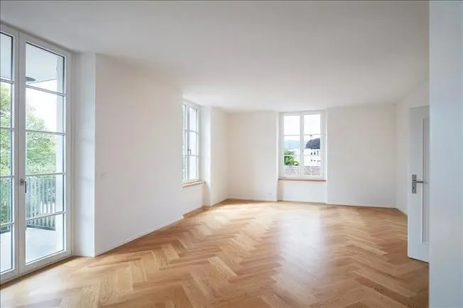 Wohnzimmer; holzboden, tageslicht