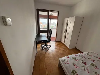 Quarto; chão de madeira, luz natural