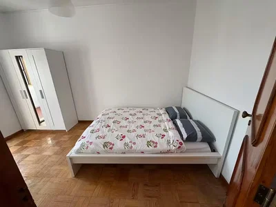 Quarto; chão de madeira, luz natural