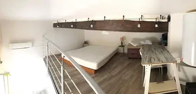 Schlafzimmer; holzboden, tageslicht