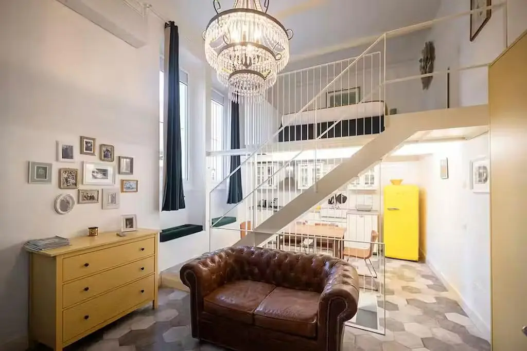 Wohnzimmer; holzboden, hohe decken, tageslicht, rustikaler stil