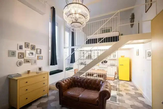 Wohnzimmer; holzboden, hohe decken, tageslicht, rustikaler stil