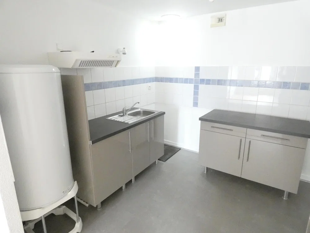 Cocina; suelo de baldosas, calentador de agua