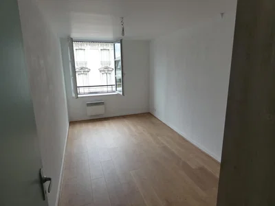 Dormitorio; suelo de madera, luz natural