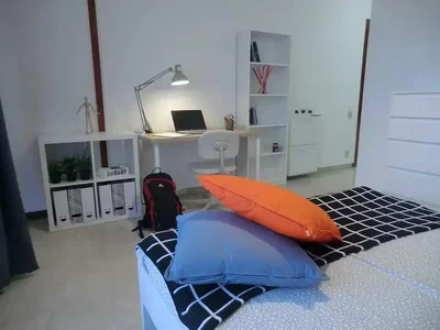 Spavaća soba; prirodno svjetlo, drveni pod