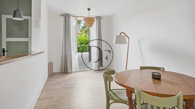 Salle à manger; parquet, lumière naturelle, style moderne