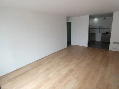 Salón; suelo de madera, luz natural