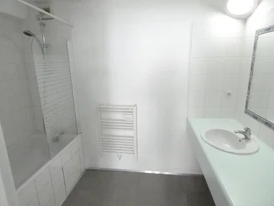 Baño; suelo de baldosas