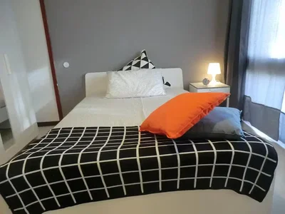 Spavaća soba; prirodno svjetlo, moderni stil