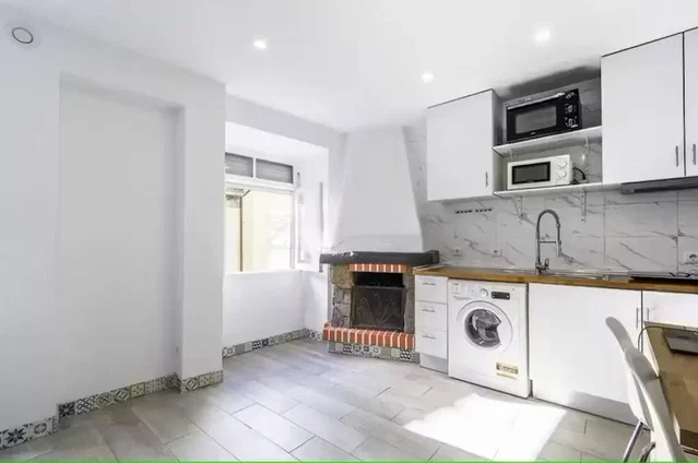 مطبخ; أرضية من البلاط, أجهزة المطبخ, ضوء طبيعي