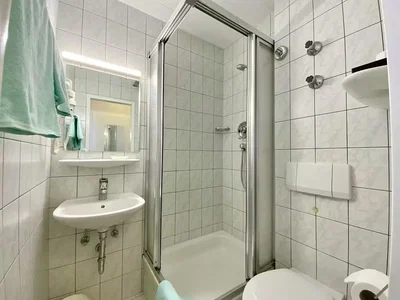 Toilettes; carrelage, rénové, lumière naturelle