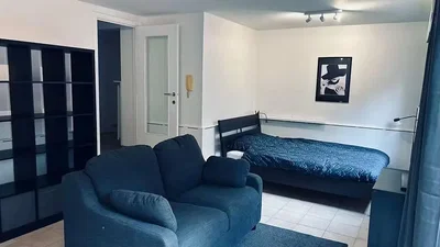 Camera da letto; luce naturale, pavimento in piastrelle