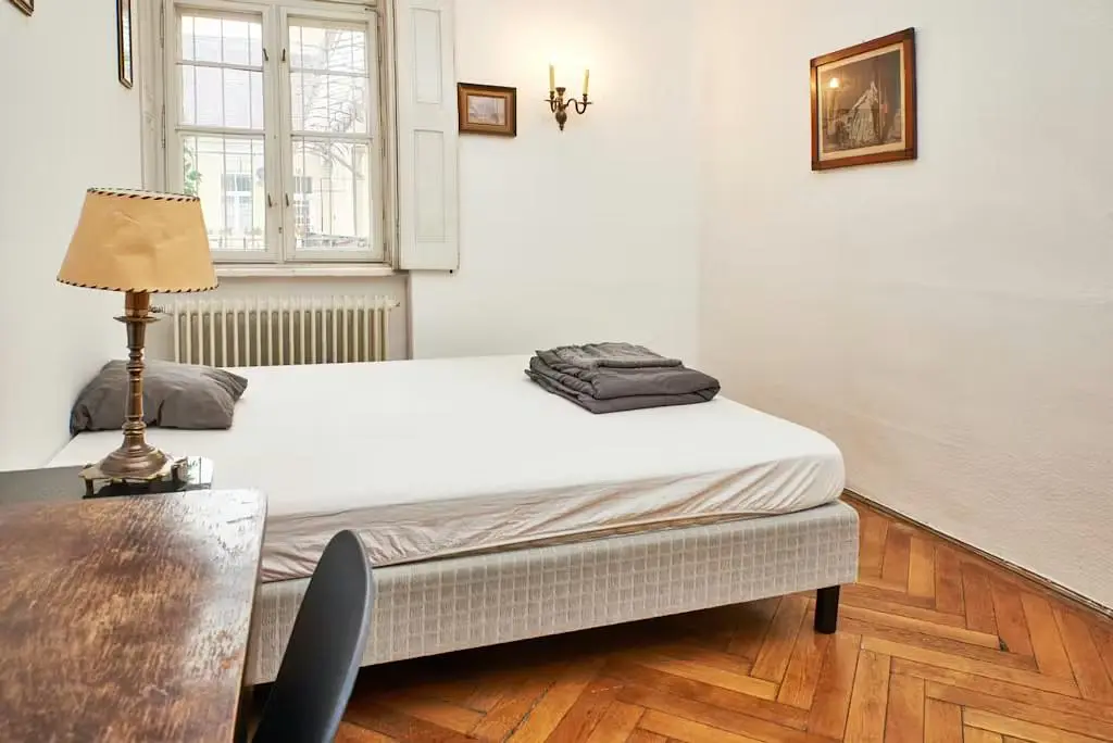 Camera da letto; pavimento in legno, luce naturale