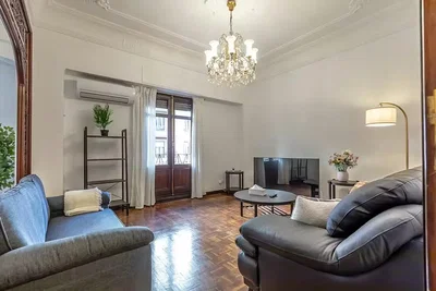 Soggiorno; luce naturale, pavimento in legno, stile moderno