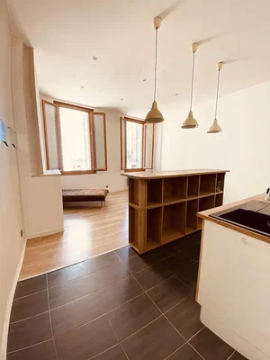 Cucina; pavimento in legno, pavimento in piastrelle, luce naturale