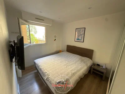 Camera da letto; pavimento in legno, luce naturale