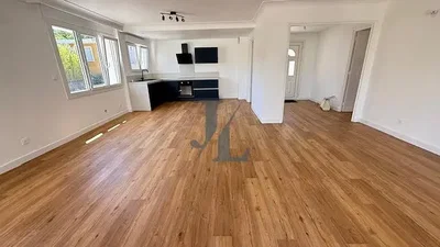 Soggiorno; pavimento in legno, luce naturale
