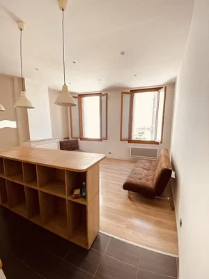 Soggiorno; luce naturale, pavimento in legno, pavimento in piastrelle