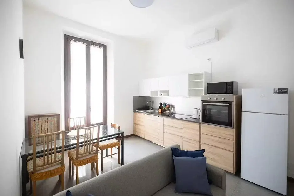 Cucina; elettrodomestici, luce naturale, stile moderno