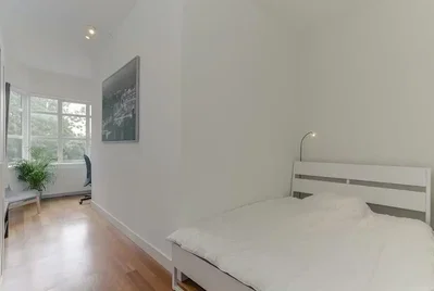 Camera da letto; pavimento in legno, luce naturale