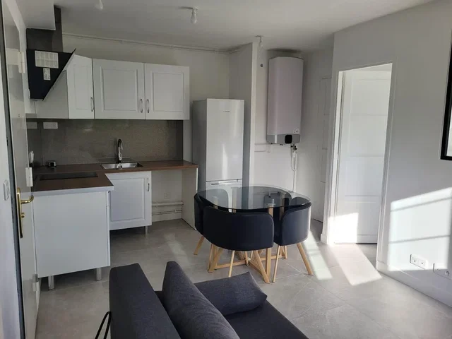 Cucina; elettrodomestici, pavimento in piastrelle, luce naturale
