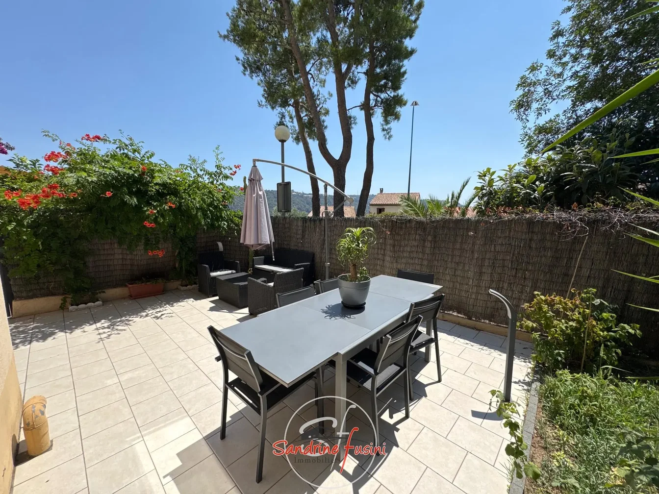 Terrazza; pavimento in piastrelle, luce naturale