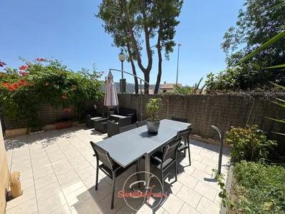 Terrazza; pavimento in piastrelle, luce naturale