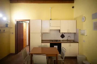 Cucina; elettrodomestici, luce naturale, pavimento in piastrelle